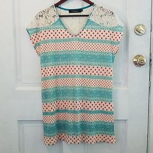 Cute patterned t-shirt dress with lace feature